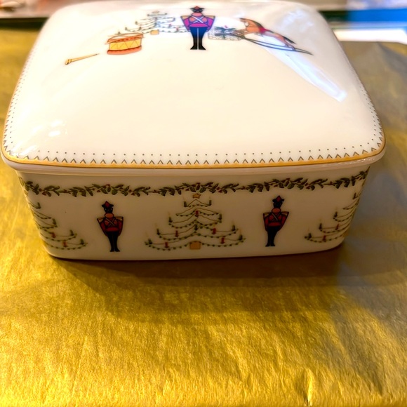 Bernardaud Limoges France Large box authentic Grenadiers Happy Holiday pattern. - Picture 2 of 5